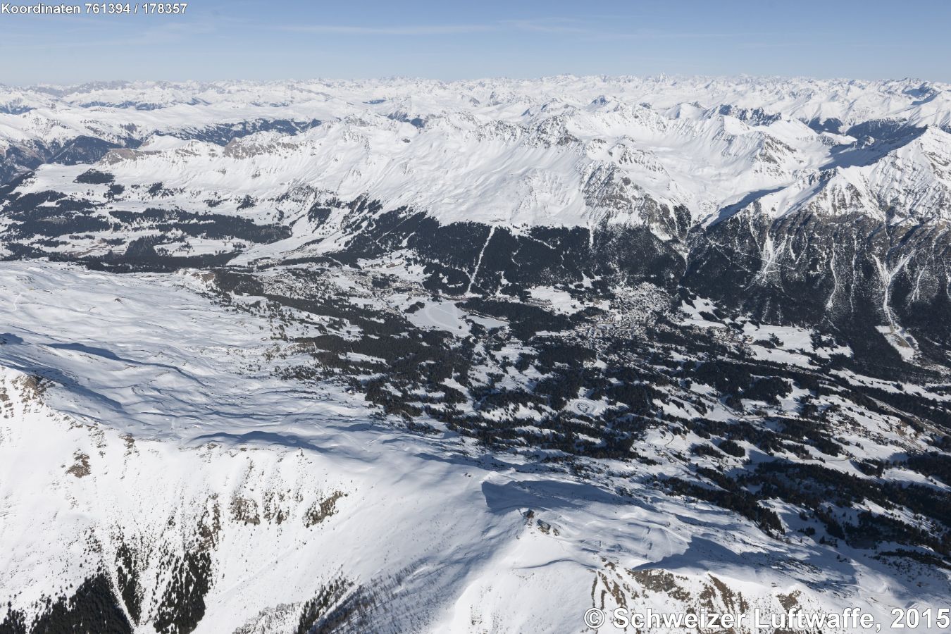 Heidsee im Bildzentrum. Links davor (nördlich): Valbella, rechts (südlich): Lenzerheide. Waldschneise mit 'Rothorn Gondelbahn' nach Scharmoin. (Position 2'762'531.26, 1'178'920.90) Blick in die Skigebiete Aroser Rothorn, Parpaner Rothorn, Parpaner Weiss- und Schwarzhorn.